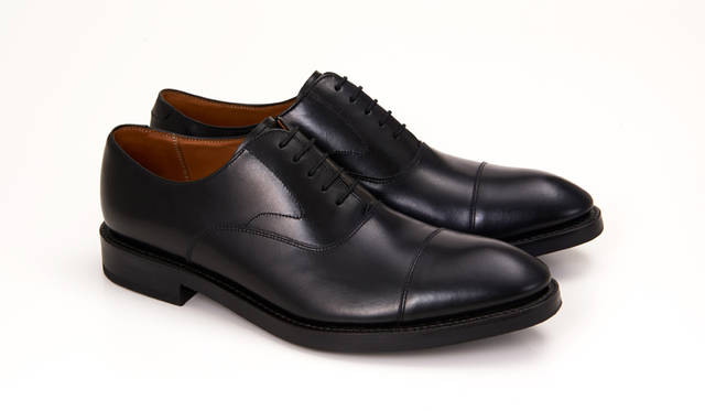 01RR BG ブラック<br>29,160円（税込）<br> ストレートチップのブラック。正統派なフォルムを上質なスムースレザーが包む。見た目の重厚な印象よりも重さを感じさせず、フットワーク軽く履けるのが魅力。今季イチオシの「仕事靴」だ。