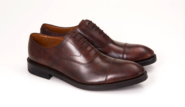 01RR BG ダークブラウン<br>29,160円（税込）<br>ストレートチップのブラウン。ムラ感のある革が靴にアジを生んだ。みずみずしい質感の革は、磨き方や光の屈折で表情を変える。スーツスタイルにアクセントを取り入れたいと考えている方に特におすすめ。  