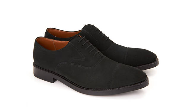 01RR BG ブラックスウェード<br>29,160円（税込）<br>01RR BLW ブラックスウェード（雪道対応ソール）※ <br>31,320円（税込）<br><br>ブラックのスウェード。柔らかい表情ながら「黒」によって、足元が引き締まる。季節感を出しながらワンランク上の落ち着いた印象にしたい時に履きたいモデル。雪道対応ソールモデルと合わせて2モデルで展開中。<br><br>※雪道対応ソールモデルは、リーガルコーポレーションのOnline Shop「SHOES STREET」でご覧頂けます。