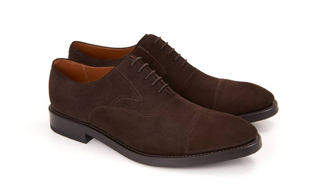 01RR BG ダークブラウンスウェード 29,160円（税込）<br>01RR BLW ダークブラウンスウェード（雪道対応ソール）※  <br>31,320円（税込）<br><br> これからのシーズン1足はもっておきたいブラウンのスウェード。有名高級靴メーカーでも選ばれるこのスウェードは、美しい起毛が伝統的でオーセンティックな雰囲気と秋冬のあたたかさを醸し出している。雪道対応ソールモデルと合わせて2モデルで展開中。 <br><br>※雪道対応ソールモデルは、リーガルコーポレーションのOnline Shop「SHOES STREET」でご覧頂けます。