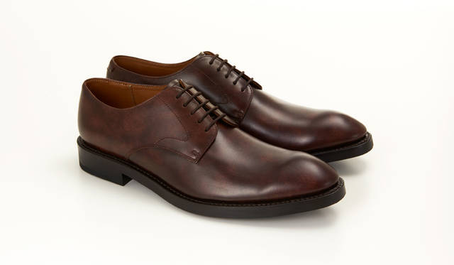 04RR BG ダークブラウン<br> 29,160円（税込）<br> 01RRと同じ木型を使ったプレーントゥタイプ。スタンダードだからこそ革の上質な質感が際立つ。ブラックと２色展開で、どちらも重厚な印象がストレートに伝わる一足。