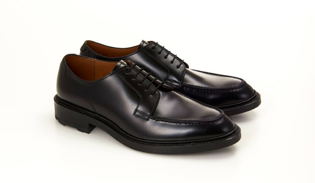 W96B BH ブラック<br> 30,240円（税込）<br> ラウンドラストで表現した本格派Uチップタイプ。ボリュームのあるソールと、しっとりとしたキャップレザーの組み合わせでオンタイムにもカジュアルにも使える万能な一足。