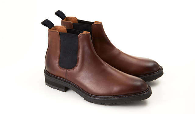 29RR CBW ブラウン<br> 34,560円（税込）<br> 雪道対応ソールのサイドゴアブーツ。上品な印象ながら特徴的なソールがコーディネートに幅をもたせる。アウトドアスタイルに都会的な印象を取り入れたい時に選びたい一足。