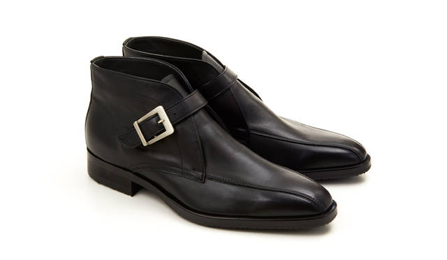 49RR BEP ブラック<br>27,000円（税込）<br>雪道対応ソールのストラップブーツ。ゴアテックスファブリックスを内蔵した機能性フットウェアでもある。スタイリッシュな印象ながら防水性と透湿性を兼ね備えた高機能なモデル。