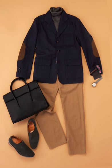 【コンサバ】 英国を感じさせるウールのフィールドジャケットはざっくり着る。大人の落ち着いた印象にするためにインナーには、チャコールグレーのタートルネックを選んでいる。足元には、スウェードのブラックをもってくることで秋冬感を出しながら落ちついた色調で引き締めている。<br><br>コンサバスタイル／スウェードブラック<br>ジャケット2万7500円（キャシディ ホーム グロウン）、パンツ1万3800円（キャシディ81／ともにキャシディ　03-3406-3070）、タートルネックニット1万9000円（ビームスF）、ブリーフケース4万3000円（トフ&ロードストーン／ともにビームス ハウス 丸の内　03-5220-8686）、時計2万4000円（ウィリアムエル1985／エイチエムエスウォッチストア 表参道　03-6438-9321）