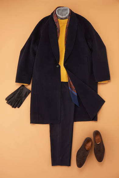 【ニット】 コートとパンツに同色を用いることで統一感を出している。全体的な統一感を生みながらも、ニットなどのインナーに明るい色を差し色として入れることで、重くなりがちな秋冬の装いを華やかにできる。コーディネートの遊びは外ではなく、内にもってくることで大人な装いに仕上がる。また足元にブラウンのスウェードを取り入れることで季節感のある上質なカジュアルスタイルを作り上げている。 <br><br>カジュアルスタイル／スウェードブラウン <br>コート6万7000円（アトリエ ベトン／スタジオ ファブワーク　03-6438-9575）、ニット1万9000円（スティル バイ ハンド／スタイルデパートメント　03-5784-5430）、タートルネックカットソー5800円（ジチピ／キャシディ　03-3406-3070）、パンツ2万9000円（サヴィー／スリー　03-6434-0920）、ストール3万8000円（ドレイクス）、グローブ1万3000円（カリデイ／ともにビームス ハウス 丸の内　03-5220-8686）