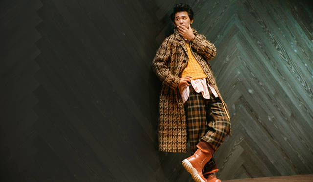 バーゼルワールド2018で発表された「GMT」は、1950年代製のダイバーズウォッチにインスピレーションを得たデザイン。チューダーが製造するキャリブレーションに新しい機能を導入した自社製のキャリバーMT5652を採用している。GMTの象徴ともいえるバーガンディとブルーの２色のベゼルは、時差を超えて世界を飛び回るエグゼクティブにぴったりなデザインとして人気だが、あえてカジュアルな装いに自然となじませた。「スーツにGMTって、一昔前はすごくイメージがあったけど、チューダーはクラシックだし、今の時代ならもっとラフに使いこなすほうが粋では。これは村上さんから撮影前に「着てみたい」と逆指名を受けた＜ヤンチェ_オンテンバール＞のチェックコート。鮮やかな＜マルニ＞のニットとロングマフラーも、カジュアルを意識しました。ベゼルと同配色のNATOストラップにすることで、ステンレスのブレスよりも全体を落ち着かせてみました」。