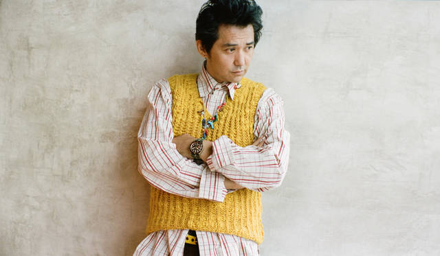 バーゼルワールド2018で発表された「GMT」は、1950年代製のダイバーズウォッチにインスピレーションを得たデザイン。チューダーが製造するキャリブレーションに新しい機能を導入した自社製のキャリバーMT5652を採用している。GMTの象徴ともいえるバーガンディとブルーの２色のベゼルは、時差を超えて世界を飛び回るエグゼクティブにぴったりなデザインとして人気だが、あえてカジュアルな装いに自然となじませた。「スーツにGMTって、一昔前はすごくイメージがあったけど、チューダーはクラシックだし、今の時代ならもっとラフに使いこなすほうが粋では。これは村上さんから撮影前に「着てみたい」と逆指名を受けた＜ヤンチェ_オンテンバール＞のチェックコート。鮮やかな＜マルニ＞のニットとロングマフラーも、カジュアルを意識しました。ベゼルと同配色のNATOストラップにすることで、ステンレスのブレスよりも全体を落ち着かせてみました」。