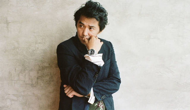 9時位置にリューズがある通り、レフトハンド仕様の「ペガロス LHD」は2016年に発表されたモデル。1970年代にフランス海軍が左利きのダイバーのために特注したモデルがデザインのベースだ。通称「イカサブ」（蓄光塗料が施された針の面積が広いため、視認性が高いことが由来）と呼ばれた、チューダーの人気ディテールを現代的にリファインしながら、500mもの耐水性を誇る本格的なダイバーズ。「針やインデックスのカラーリングなどに漂うヴィンテージ感を生かして、スタイリングもカントリージェントルマンを意識しました」。イザベル・マランのヘリンボーンコートに、シワ感のあるマルニのジャケットなど、モードな中に野暮ったさをプラスしたアイテムでコーディネイト。「マルニのシャツの大きな襟がポイント」という絶妙なバランス感も、腕時計のクラシックな魅力を引き立てている。