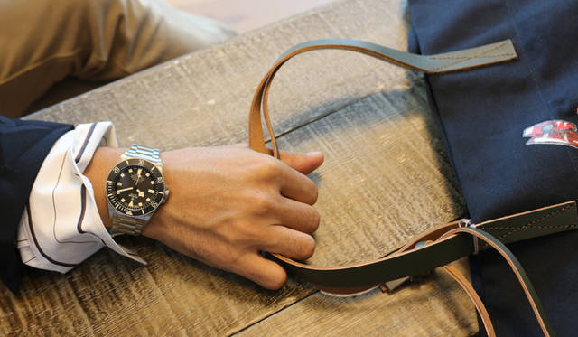 9時位置にリューズがある通り、レフトハンド仕様の「ペガロス LHD」は2016年に発表されたモデル。1970年代にフランス海軍が左利きのダイバーのために特注したモデルがデザインのベースだ。通称「イカサブ」（蓄光塗料が施された針の面積が広いため、視認性が高いことが由来）と呼ばれた、チューダーの人気ディテールを現代的にリファインしながら、500mもの耐水性を誇る本格的なダイバーズ。「針やインデックスのカラーリングなどに漂うヴィンテージ感を生かして、スタイリングもカントリージェントルマンを意識しました」。イザベル・マランのヘリンボーンコートに、シワ感のあるマルニのジャケットなど、モードな中に野暮ったさをプラスしたアイテムでコーディネイト。「マルニのシャツの大きな襟がポイント」という絶妙なバランス感も、腕時計のクラシックな魅力を引き立てている。