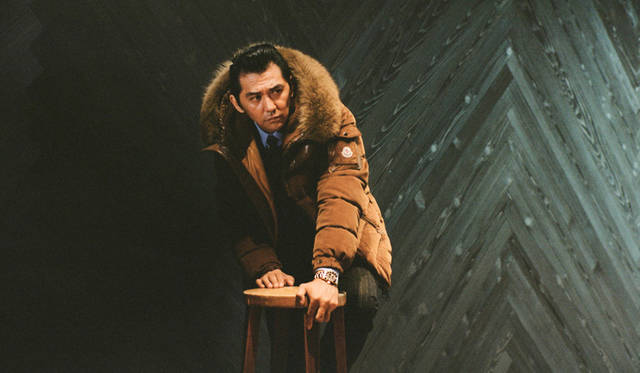 チューダー初のダイバーズウォッチが登場した1958年をネーミングに冠した「フィフティエイト」。ブラックのダイヤルとゴールドの針やインデックスのコンビはラグジュアリーな印象を与えつつ、50s特有のミッドセンチュリーなムードを匂わせている。そして、39mmのケース径はその他のモデルに比べるとやや控えめな印象。そこで今回は、あえてスーツに合わせてみた。「ダブルのスーツにコーデュロイのモンクレールのダウンで、ドレスとカントリーのミスマッチを楽しんでみました。そこに「フィフティエイト」が加わると、そのままSUVに乗って郊外へ行きたくなる、そんなカジュアル感が出ますよね。グレーのスーツの場合、白シャツよりもサックスブルーが雰囲気に合っている。タブカラーを外した遊び心も小さなポイントです」。12時位置に配されたレッドポイントもレトロを感じるディテールのひとつ。