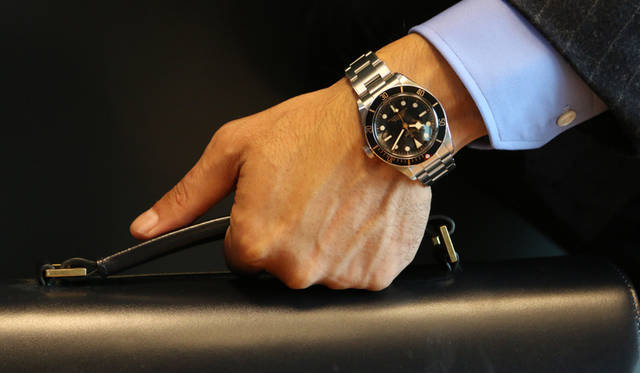 メインコンテンツへスキップ ツールバーへスキップ Web Magazine OPENERS 171件の WordPress 更新, 15件のプラグイン更新, 翻訳の更新 0 新規 View ギャラリーページ こんにちは、堀口義弘 さん ! ログアウト 表示オプション WordPress 4.9.8 が利用可能です ! 更新してください。 Edit ギャラリーページ 新規追加 投稿の下書きを更新しました。投稿をプレビュー  ここにタイトルを入力 ファッションとの親密なリンクを楽しむ｜TUDOR ギャラリー パーマリンク: https://admin.openers.jp/gallery/1669711 ‎編集 View ギャラリーページ 短縮 URL を取得 メニュータイトル   ファッションとの親密なリンクを楽しむ｜TUDOR  メディアを追加 スライダーを追加テキストビジュアル  文字数: 0   最後の編集: 2018年10月15日 21:09 - 堀口義弘   プレビュー ステータス: 下書き 編集 ステータスを編集  公開状態: 公開 編集 公開状態を編集  すぐに公開する 編集 日時を編集 ゴミ箱へ移動   FASHION  MEN  WOMEN  NEWS  COLLECTION  FEATURES  CELEBRITY SNAP  BRAND INDEX  BEAUTY  NEWS  MEN  FEATURES  THE EXPERTS  BRAND INDEX  CAR  NEWS  FEATURES  MOTOR SHOW  LONG TERM REPORT  IMPRESSION  BRAND INDEX  WATCH&JEWELRY  WATCH NEWS  JEWELRY NEWS  FEATURES  SIHH＆BASEL  BRAND INDEX  DESIGN  FEATURES  INTERIOR  PRODUCT  ARCHITECTURE  DIGITAL  BRAND INDEX  LOUNGE  TRAVEL  EAT  MOVIE  ART  MUSIC  BOOK  FEATURES  タグ   タグが複数ある場合はコンマで区切ってください  X 機械式腕時計（自動巻き） よく使われているタグから選択   連載タグ   タグが複数ある場合はコンマで区切ってください  よく使われているタグから選択    広告なしギャラリー  横ギャラリー  縦ギャラリー  順序  順序 0   + 関連付けを作成   アイキャッチ画像を設定     FASHION   BEAUTY   CAR   WATCH&JEWELRY   DESIGN   LOUNGE     共通テキスト    共通キャプション    表示アイコンタイプ    Newアイコン表示  Updateアイコン表示 What's new一覧表示フラグ    表示する  非表示する 大ギャラリー背景色切り替え    背景色を黒に変更 画像登録 ライター情報入力 詳細イメージ  画像を選択してください レコメンドイメージ  画像を選択してください  作成者  + 関連付けを作成   + 関連付けを作成   WordPress のご利用ありがとうございます。 バージョン 4.9.8 を入手 メディアパネルを閉じる ギャラリーを編集 画像を並べ替えるにはドラッグ & ドロップ操作をしてください。順序を逆にする ギャラリーの設定 リンク先カラムランダム BLACK BAY GMT<br>バーゼルワールド2018で発表された「GMT」は、1950年代製のダイバーズウォッチにインスピレーションを得たデザイン。チューダーが製造するキャリブレーションに新しい機能を導入した自社製のキャリバーMT5652を採用している。GMTの象徴ともいえるバーガンディとブルーの２色のベゼルは、時差を超えて世界を飛び回るエグゼクティブにぴったりなデザインとして人気だが、あえてカジュアルな装いに自然となじませた。「スーツにGMTって、一昔前はすごくイメージがあったけど、チューダーはクラシックだし、今の時代ならもっとラフに使いこなすほうが粋では。これは村上さんから撮影前に「着てみたい」と逆指名を受けた＜ヤンチェ_オンテンバール＞のチェックコート。鮮やかな＜マルニ＞のニットとロングマフラーも、カジュアルを意識しました。ベゼルと同配色のNATOストラップにすることで、ステンレスのブレスよりも全体を落ち着かせてみました」。 BLACK BAY GMT<br>バーゼルワールド2018で発表された「GMT」は、1950年代製のダイバーズウォッチにインスピレーションを得たデザイン。チューダーが製造するキャリブレーションに新しい機能を導入した自社製のキャリバーMT5652を採用している。GMTの象徴ともいえるバーガンディとブルーの２色のベゼルは、時差を超えて世界を飛び回るエグゼクティブにぴったりなデザインとして人気だが、あえてカジュアルな装いに自然となじませた。「スーツにGMTって、一昔前はすごくイメージがあったけど、チューダーはクラシックだし、今の時代ならもっとラフに使いこなすほうが粋では。これは村上さんから撮影前に「着てみたい」と逆指名を受けた＜ヤンチェ_オンテンバール＞のチェックコート。鮮やかな＜マルニ＞のニットとロングマフラーも、カジュアルを意識しました。ベゼルと同配色のNATOストラップにすることで、ステンレスのブレスよりも全体を落ち着かせてみました」。 BLACK BAY GMT<br>バーゼルワールド2018で発表された「GMT」は、1950年代製のダイバーズウォッチにインスピレーションを得たデザイン。チューダーが製造するキャリブレーションに新しい機能を導入した自社製のキャリバーMT5652を採用している。GMTの象徴ともいえるバーガンディとブルーの２色のベゼルは、時差を超えて世界を飛び回るエグゼクティブにぴったりなデザインとして人気だが、あえてカジュアルな装いに自然となじませた。「スーツにGMTって、一昔前はすごくイメージがあったけど、チューダーはクラシックだし、今の時代ならもっとラフに使いこなすほうが粋では。これは村上さんから撮影前に「着てみたい」と逆指名を受けた＜ヤンチェ_オンテンバール＞のチェックコート。鮮やかな＜マルニ＞のニットとロングマフラーも、カジュアルを意識しました。ベゼルと同配色のNATOストラップにすることで、ステンレスのブレスよりも全体を落ち着かせてみました」。 PELAGOS LHD<br>9時位置にリューズがある通り、レフトハンド仕様の「ペガロス LHD」は2016年に発表されたモデル。1970年代にフランス海軍が左利きのダイバーのために特注したモデルがデザインのベースだ。通称「イカサブ」（蓄光塗料が施された針の面積が広いため、視認性が高いことが由来）と呼ばれた、チューダーの人気ディテールを現代的にリファインしながら、500mもの耐水性を誇る本格的なダイバーズ。「針やインデックスのカラーリングなどに漂うヴィンテージ感を生かして、スタイリングもカントリージェントルマンを意識しました」。イザベル・マランのヘリンボーンコートに、シワ感のあるマルニのジャケットなど、モードな中に野暮ったさをプラスしたアイテムでコーディネイト。「マルニのシャツの大きな襟がポイント」という絶妙なバランス感も、腕時計のクラシックな魅力を引き立てている。 PELAGOS LHD<br>9時位置にリューズがある通り、レフトハンド仕様の「ペガロス LHD」は2016年に発表されたモデル。1970年代にフランス海軍が左利きのダイバーのために特注したモデルがデザインのベースだ。通称「イカサブ」（蓄光塗料が施された針の面積が広いため、視認性が高いことが由来）と呼ばれた、チューダーの人気ディテールを現代的にリファインしながら、500mもの耐水性を誇る本格的なダイバーズ。「針やインデックスのカラーリングなどに漂うヴィンテージ感を生かして、スタイリングもカントリージェントルマンを意識しました」。イザベル・マランのヘリンボーンコートに、シワ感のあるマルニのジャケットなど、モードな中に野暮ったさをプラスしたアイテムでコーディネイト。「マルニのシャツの大きな襟がポイント」という絶妙なバランス感も、腕時計のクラシックな魅力を引き立てている。 PELAGOS LHD<br>9時位置にリューズがある通り、レフトハンド仕様の「ペガロス LHD」は2016年に発表されたモデル。1970年代にフランス海軍が左利きのダイバーのために特注したモデルがデザインのベースだ。通称「イカサブ」（蓄光塗料が施された針の面積が広いため、視認性が高いことが由来）と呼ばれた、チューダーの人気ディテールを現代的にリファインしながら、500mもの耐水性を誇る本格的なダイバーズ。「針やインデックスのカラーリングなどに漂うヴィンテージ感を生かして、スタイリングもカントリージェントルマンを意識しました」。イザベル・マランのヘリンボーンコートに、シワ感のあるマルニのジャケットなど、モードな中に野暮ったさをプラスしたアイテムでコーディネイト。「マルニのシャツの大きな襟がポイント」という絶妙なバランス感も、腕時計のクラシックな魅力を引き立てている。 BLACK BAY FIFTY-EIGHT <br>チューダー初のダイバーズウォッチが登場した1958年をネーミングに冠した「フィフティエイト」。ブラックのダイヤルとゴールドの針やインデックスのコンビはラグジュアリーな印象を与えつつ、50s特有のミッドセンチュリーなムードを匂わせている。そして、39mmのケース径はその他のモデルに比べるとやや控えめな印象。そこで今回は、あえてスーツに合わせてみた。「ダブルのスーツにコーデュロイのモンクレールのダウンで、ドレスとカントリーのミスマッチを楽しんでみました。そこに「フィフティエイト」が加わると、そのままSUVに乗って郊外へ行きたくなる、そんなカジュアル感が出ますよね。グレーのスーツの場合、白シャツよりもサックスブルーが雰囲気に合っている。タブカラーを外した遊び心も小さなポイントです」。12時位置に配されたレッドポイントもレトロを感じるディテールのひとつ。 ギャラリーを挿入