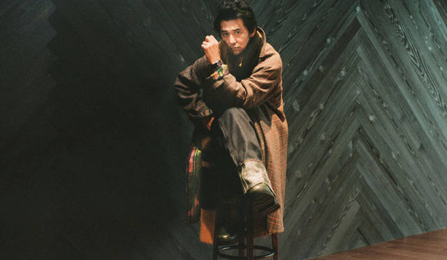 「個人的にはコレクションの中では一番好きなカラーリング。ファッションとしてつけやすい」という「ブロンズ」は、文字通り「ブラックベイ」コレクションでは初のブロンズを採用したモデル。43mmの大きなケース径と、本特集で紹介する中では唯一のアラビア数字を３、6、9時の位置に配している。ドーム型のサファイアクリスタル風防も、ブロンズのカラーリングと相まってアンティークな雰囲気を高めた。新品にして、このエイジング感が出せるルックスは、スタイリングに深みをもたらしてくれる。「とくかくカラーが印象的だから、その色を拾ってみました。イエローのニットベストとか、ちょっと個性的なウエアも似合っちゃうから、いつもと違う自分に出会えるのでは。今回は派手なミリタリースタイルにチャレンジ」。