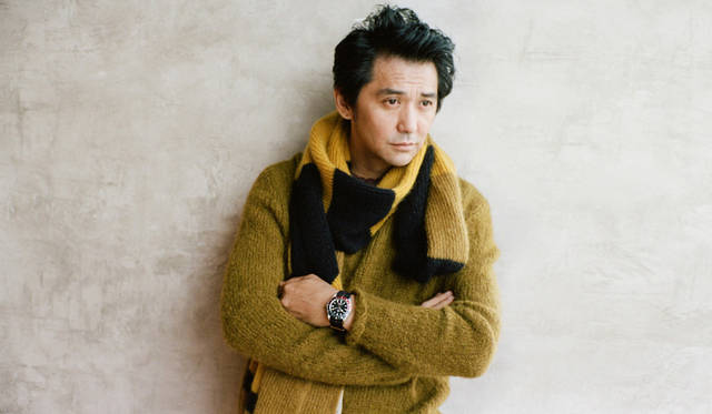 「個人的にはコレクションの中では一番好きなカラーリング。ファッションとしてつけやすい」という「ブロンズ」は、文字通り「ブラックベイ」コレクションでは初のブロンズを採用したモデル。43mmの大きなケース径と、本特集で紹介する中では唯一のアラビア数字を３、6、9時の位置に配している。ドーム型のサファイアクリスタル風防も、ブロンズのカラーリングと相まってアンティークな雰囲気を高めた。新品にして、このエイジング感が出せるルックスは、スタイリングに深みをもたらしてくれる。「とくかくカラーが印象的だから、その色を拾ってみました。イエローのニットベストとか、ちょっと個性的なウエアも似合っちゃうから、いつもと違う自分に出会えるのでは。今回は派手なミリタリースタイルにチャレンジ」。