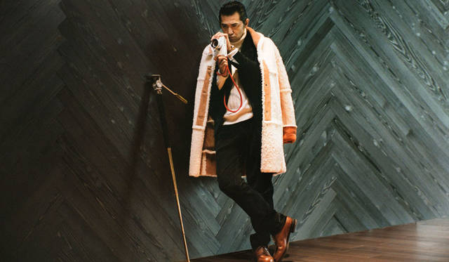 2017年のバーゼルワールドで発表された「クロノ」はやや厚めのケースが男らしさに気品を添える。クラシックな針のデザインと、ドットのインデックス、そしてモダンな2メーターのクロノグラフによる絶妙なコンビネーションがアイデンティティ。シンプルな中にもチューダーの新旧の魅力が詰まったデザインだ。「村上さんは大のライカマニア。今回の撮影のために真っ白な私物のM8を持参してくれたんです。と、いうわけでこのスタイルのテーマは「フォトグラファー」。クロノグラフって、僕の中で硬派なイメージなだけに、普段使いするとかえってファッション性が強く見えるんです。そこらへんが勝手にイメージしているフォトグラファー像（笑）。今回は茶色のレザーベルトを選んで、あえて裏返した＜ロエベ＞のムートンや足元の革靴と色を合わせてみました。もちろん白のタートネルネックニットは、M8とリンクしています」。