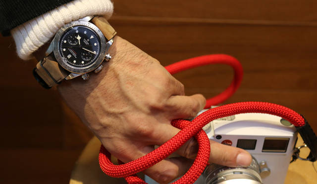 2017年のバーゼルワールドで発表された「クロノ」はやや厚めのケースが男らしさに気品を添える。クラシックな針のデザインと、ドットのインデックス、そしてモダンな2メーターのクロノグラフによる絶妙なコンビネーションがアイデンティティ。シンプルな中にもチューダーの新旧の魅力が詰まったデザインだ。「村上さんは大のライカマニア。今回の撮影のために真っ白な私物のM8を持参してくれたんです。と、いうわけでこのスタイルのテーマは「フォトグラファー」。クロノグラフって、僕の中で硬派なイメージなだけに、普段使いするとかえってファッション性が強く見えるんです。そこらへんが勝手にイメージしているフォトグラファー像（笑）。今回は茶色のレザーベルトを選んで、あえて裏返した＜ロエベ＞のムートンや足元の革靴と色を合わせてみました。もちろん白のタートネルネックニットは、M8とリンクしています」。