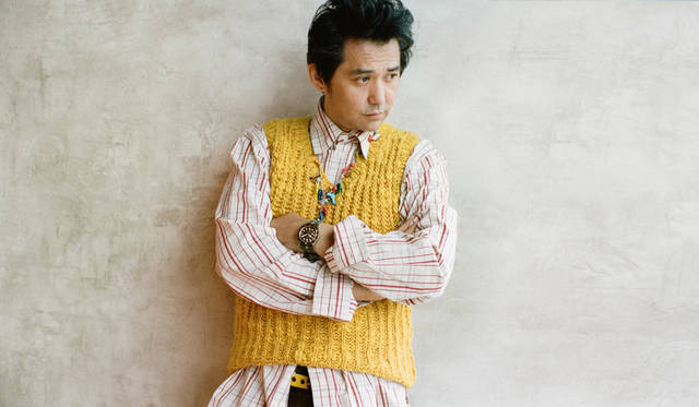 「個人的にはコレクションの中では一番好きなカラーリング。ファッションとしてつけやすい」という「ブロンズ」は、文字通り「ブラックベイ」コレクションでは初のブロンズを採用したモデル。43mmの大きなケース径と、本特集で紹介する中では唯一のアラビア数字を３、6、9時の位置に配している。ドーム型のサファイアクリスタル風防も、ブロンズのカラーリングと相まってアンティークな雰囲気を高めた。新品にして、このエイジング感が出せるルックスは、スタイリングに深みをもたらしてくれる。「とくかくカラーが印象的だから、その色を拾ってみました。イエローのニットベストとか、ちょっと個性的なウエアも似合っちゃうから、いつもと違う自分に出会えるのでは。今回は派手なミリタリースタイルにチャレンジ」。<BR>コート23万8000円、ニットベスト16万8000円、シャツ6万5000円、パンツ8万9000円、ネックレス8万円、ベルト3万2000円、ブーツ8万円（すべてマルニ／マルニジャパン 03-6416-1024）