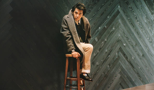 9時位置にリューズがある通り、レフトハンド仕様の「ペガロス LHD」は2016年に発表されたモデル。1970年代にフランス海軍が左利きのダイバーのために特注したモデルがデザインのベースだ。通称「イカサブ」（蓄光塗料が施された針の面積が広いため、視認性が高いことが由来）と呼ばれた、チューダーの人気ディテールを現代的にリファインしながら、500mもの耐水性を誇る本格的なダイバーズ。「針やインデックスのカラーリングなどに漂うヴィンテージ感を生かして、スタイリングもカントリージェントルマンを意識しました」。イザベル・マランのヘリンボーンコートに、シワ感のあるマルニのジャケットなど、モードな中に野暮ったさをプラスしたアイテムでコーディネイト。「マルニのシャツの大きな襟がポイント」という絶妙なバランス感も、腕時計のクラシックな魅力を引き立てている。<BR>コート13万8000円（イザベル マラン オム／イザベル マラン 03-5772-0412）ジャケット16万8000円、ニットベスト6万7000円、シャツ7万円（マルニ／マルニジャパン 03-6416-1024）パンツ7万9000円、シューズ9万円（ロエベ／ロエベ ジャパン カスタマーサービス 03-6215-6116）