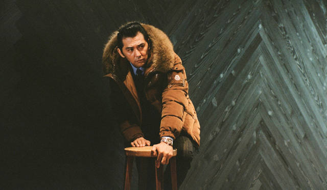 チューダー初のダイバーズウォッチが登場した1958年をネーミングに冠した「フィフティエイト」。ブラックのダイヤルとゴールドの針やインデックスのコンビはラグジュアリーな印象を与えつつ、50s特有のミッドセンチュリーなムードを匂わせている。そして、39mmのケース径はその他のモデルに比べるとやや控えめな印象。そこで今回は、あえてスーツに合わせてみた。「ダブルのスーツにコーデュロイのモンクレールのダウンで、ドレスとカントリーのミスマッチを楽しんでみました。そこに「フィフティエイト」が加わると、そのままSUVに乗って郊外へ行きたくなる、そんなカジュアル感が出ますよね。グレーのスーツの場合、白シャツよりもサックスブルーが雰囲気に合っている。タブカラーを外した遊び心も小さなポイントです」。12時位置に配されたレッドポイントもレトロを感じるディテールのひとつ。<br>ファー付きブルゾン33万4000円（モンクレール／モンクレール ジャパン 03-3486-2110）スーツ15万円（ソブリン／ザ ソブリン ハウス 03-6212-2150）シャツ1万3000円（ユナイテッドアローズ／ユナイテッドアローズ 六本木ヒルズ店 03-5772-5501）※ネクタイはスタイリスト私物