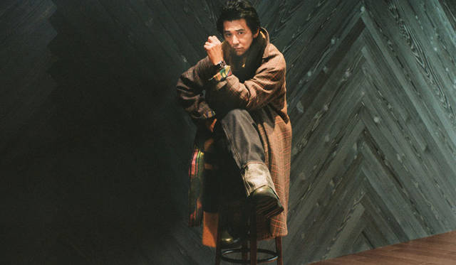 バーゼルワールド2018で発表された「GMT」は、1950年代製のダイバーズウォッチにインスピレーションを得たデザイン。チューダーが製造するキャリブレーションに新しい機能を導入した自社製のキャリバーMT5652を採用している。GMTの象徴ともいえるバーガンディとブルーの２色のベゼルは、時差を超えて世界を飛び回るエグゼクティブにぴったりなデザインとして人気だが、あえてカジュアルな装いに自然となじませた。「スーツにGMTって、一昔前はすごくイメージがあったけど、チューダーはクラシックだし、今の時代ならもっとラフに使いこなすほうが粋では。これは村上さんから撮影前に「着てみたい」と逆指名を受けた＜ヤンチェ_オンテンバール＞のチェックコート。鮮やかな＜マルニ＞のニットとロングマフラーも、カジュアルを意識しました。ベゼルと同配色のNATOストラップにすることで、ステンレスのブレスよりも全体を落ち着かせてみました」。<BR>デニムパンツ3万6000円（JANTJE_ONTEMBAAR／ヤンチェ_オンテンバール 03-6812-7106）　ニット14万5000円、マフラー（参考色）7万7000円（すべてMARNI／マルニジャパン 03-6416-1024）ブーツ3万5000円（HUNTER／ハンター 0120-563-567）※コートはスタイリスト私物