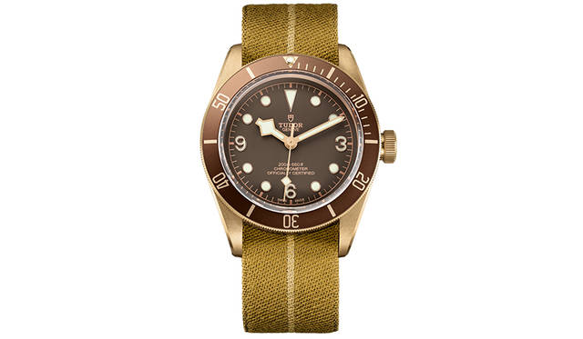 BLACK BAY BRONZE 自動巻きマニュファクチュールキャリバー搭載。ブロンズケース（径43mm）。裏蓋はSS。ファブリックストラップ。予価39万円（税別）