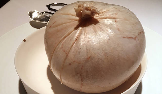 37_lounge_openers 食材の水分が加熱により気化して、ヴェッシーが膨らんでいる状態。私も、はじめて目にしました。びっくり。