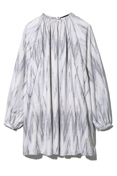 淡いカラートーンが美しい、イカット柄のジャカードスモックドレス。そのまま一枚で着ても、ニットを羽織ったりボトムスと合わせてレイヤードしたりと表情を変えた着こなしを楽しめる一着。ドレス6万3000円（ディーゼル ブラック ゴールド）