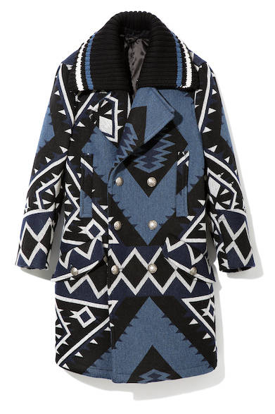 ナバホ柄のジャカードデザインを施したコート。襟元には取り外し可能のリブが付いて、カジュアルな遊び心をプラス。インパクト抜群の一着は、ディーゼル ブラック ゴールドでしか表現できない逸品。コート12万5000円（ディーゼル ブラック ゴールド）