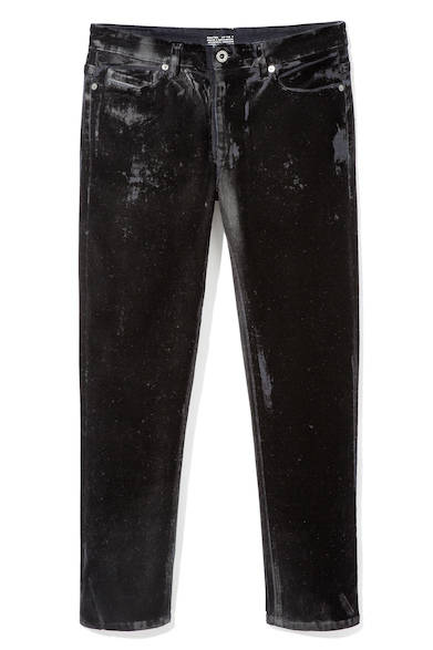 ベロアのような質感をもつストレートデニム。ストレッチデニムの全面にフロッキープリントを施して、部分的にダメージを加えることで品格と抜け感を備えた仕上がりに。デニムパンツ4万8000円（ディーゼル ブラック ゴールド）