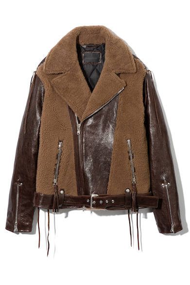 ボアとレザーのコンビネーションが魅力のライダースジャケット。裾のベルトやストリングディテールなど、細部までこだわったデザインにも注目。レザージャケット27万5000円（ディーゼル ブラック ゴールド）