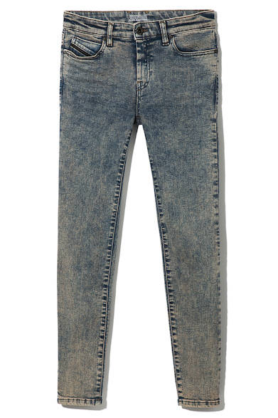 モードな加工アレンジを施したデニムパンツ。美しいラインが特徴で、柔らかなニットにもハードなレザージャケットにも相性抜群。ストレッチの効いた穿き心地の良い生地感も魅力的。デニムパンツ3万2000円（ディーゼル ブラック ゴールド）