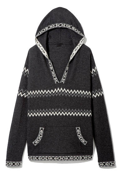 ジオメトリックなトライバル柄が特徴のフードつきニットパーカ。ともすれば派手になりがちなモチーフもモノトーンで仕上げているので、都会的でクリーンな着こなしが叶う。ニット5万6000円（ディーゼル ブラック ゴールド）