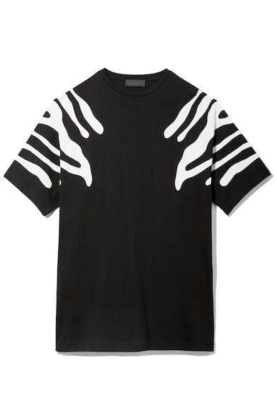 エスニックなボディペイントを連想したグラフィックがショルダー部分に大胆に施されたプリントTシャツ。ゆったりとしたリラックスシルエットが今シーズンらしいコーディネートに一役買ってくれる。Tシャツ1万4800円（ディーゼル ブラック ゴールド）