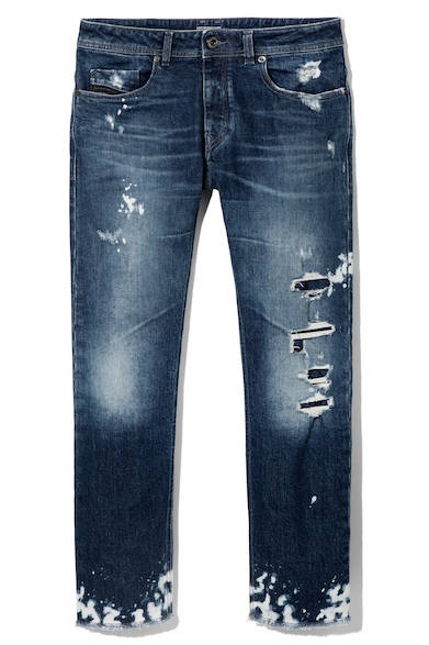 ケミカルスプレーを部分的に施したエフェクトとリペア加工が放つワンランク上のデザインデニム。すっきりとしたシルエットが美しいレッグラインを演出する一本。デニムパンツ4万1000円（ディーゼル ブラック ゴールド）