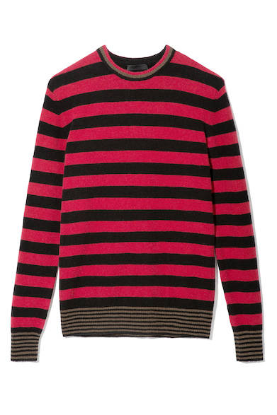 上質なフェルトウールで仕上げたボーダーニット。首回りと裾部分のボーダー柄の切り替えデザインもいいアクセントになっている。ニット3万9000円（ディーゼル ブラック ゴールド）