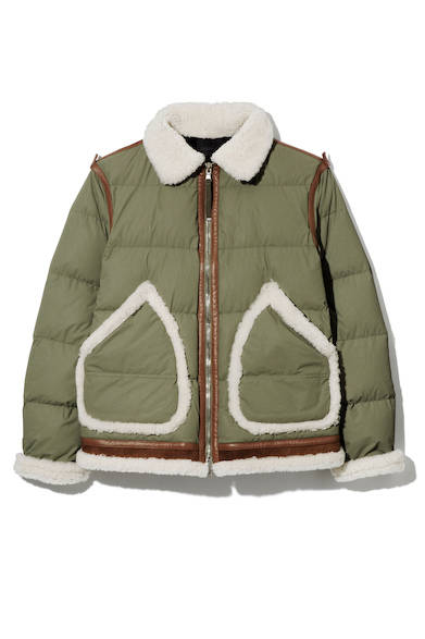 ボアのトリミングとレザーのパイピングが施されたキルティングブルゾン。カジュアルでありながら、洗練されたスタイリッシュなデザインで、スタイリングを格上げしてくれる一着。ジャケット16万9000円（ディーゼル ブラック ゴールド）