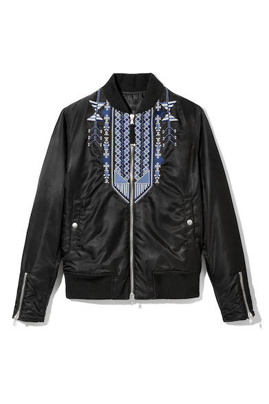 フォークロア調の刺繍を施して、唯一無二のデザインに仕上げたミリタリーブルゾン。牧歌的になりすぎず、都会的でクリーンなイメージを保っているのは、ブランドならではのシルエットバランスとディテールの妙によるもの。ジャケット8万8000円（ディーゼル ブラック ゴールド）