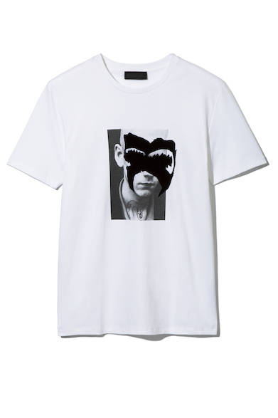 上質なコットンを採用したTシャツ。フロント部分にはアーティスティックなグラフィックをあしらい、民族文化から着想を得たマスク（仮面）を表現した、今季を象徴する一枚に。Tシャツ1万9800円（ディーゼル ブラック ゴールド）