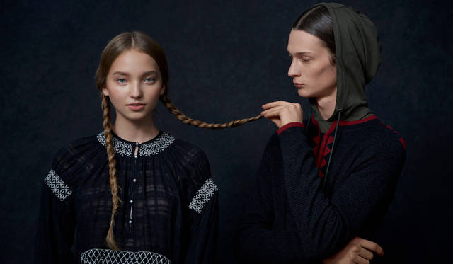 「透け感がガーリーな印象の透かし織りのブラウスをシンプルに。三つ編みヘアがアクセント。メンズはモダンに仕上げたトライバル柄のニットの下に、カーキのフード付きカットソーを仕込んだのがポイントです」（左）ブラウス3万5000円（ディーゼル ブラック ゴールド）（右）ニット 3万9000円、パーカ1万4800円（ともにディーゼル ブラック ゴールド）