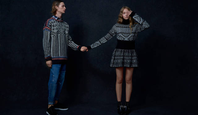 「民族柄のニットの下に着たオンブレチェックのシャツがユニークな視覚効果を生み出していいアクセントに。それに合わせてウィメンズもトーテムポールを思わせるニットとスカートをセットアップで」（左）ニット4万9000円、シャツ2万7000円、デニムパンツ5万3000円、スニーカー4万1000円（すべてディーゼル ブラック ゴールド）（右）ニットトップス4万1000円、ニットスカート4万1000円、シューズ参考商品（すべてディーゼル ブラック ゴールド）