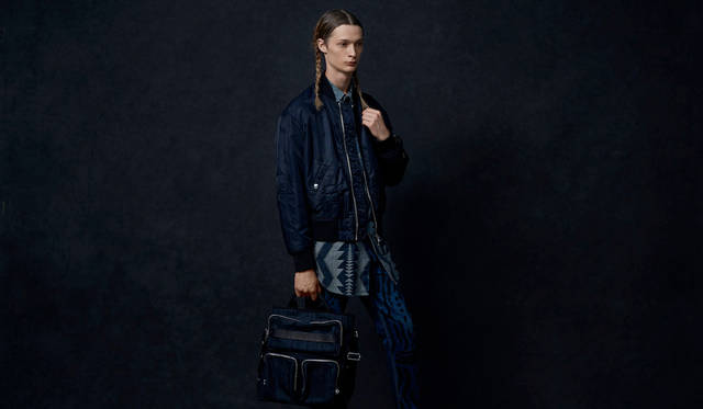 「トライバル柄のロングシャツにデニムパンツと、パターン・オン・パターンを成功させる秘訣は、トーンを揃えること。プレーンなMA-1とデニム地のバッグで全体を引き締めて」ジャケット9万6000円、デニムシャツ4万1000円、デニムパンツ3万9000円、デニムバッグ8万9000円（すべてディーゼル ブラック ゴールド）