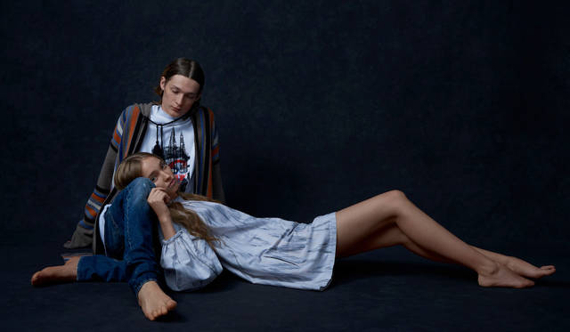 「トライバルアートを彷彿させるプリントが施されたTシャツをモックネックのカットソーに重ね、民族調のニットカーディガンとデニムを合わせて70sのイメージで仕上げました。ウィメンズはふんわりとしたトライバル柄のワンピースをさらりと一枚で」（左）ニット5万6000円、Tシャツ2万1000円、下に着たカットソー1万4800円、デニムパンツ4万9000円（すべてディーゼル ブラック ゴールド）（右）ドレス6万3000円（ディーゼル ブラック ゴールド）