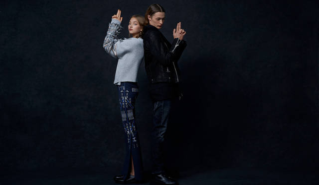 「フリンジのついたニットにトライバル柄のスリット入りパンツ。モチーフ×モチーフで一見難易度の高いコーディネートですが、トーンを揃えているのでこなれたムードで着こなせるはず。メンズはムートンジャケットにダークカラーのデニムを合わせてクールに」（左）ニット3万9000円、パンツ参考商品、シューズ4万4000円（以上ディーゼル ブラック ゴールド）（右）レザージャケット19万8000円、ニットパーカ4万4000円、デニムパンツ2万9000円（以上ディーゼル ブラック ゴールド）その他スタイリスト私物