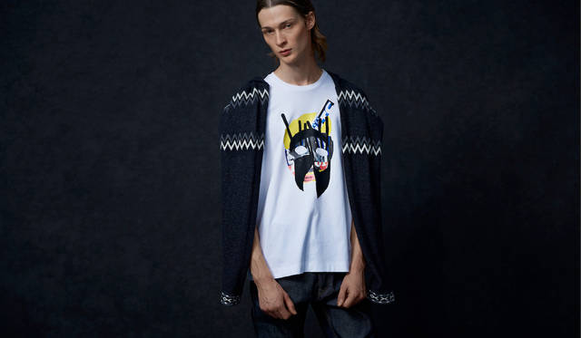 「ジグザグが効いたトライバル柄のプルーオーバーニットを肩にかけて、シンプルなグラフィックTシャツとダークカラージーンズでクリーンで都会的な着こなしに」Tシャツ1万8800円、ニット5万6000円、デニムパンツ2万7000円（すべてディーゼル ブラック ゴールド）