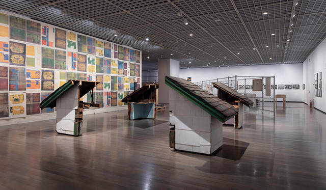 「ゴードン・マッタ=クラーク展」会場風景。写真／中川 周