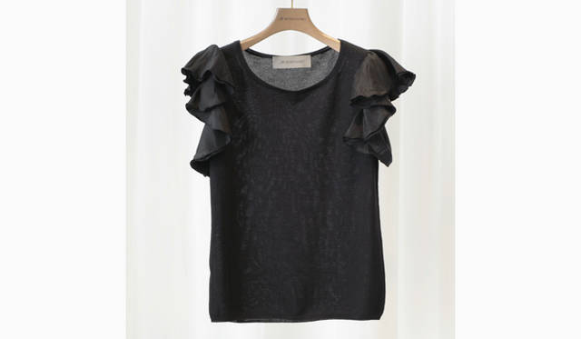 イタリア製のカシミア70％・シルク30％の糸を使った贅沢ながら軽快なニット。軽くてリラックスした雰囲気に、フリルの袖がアクセント