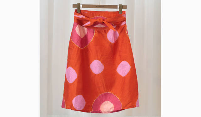 ジュエリーブランド『マリー エレーヌ ドゥ タイヤック』さんがオーナーのインド ジャイプールのブティックのオリジナルラインとしてスタートしたIDLIのシルクタイダイのスカート。大人のサーマホリディのための一枚。