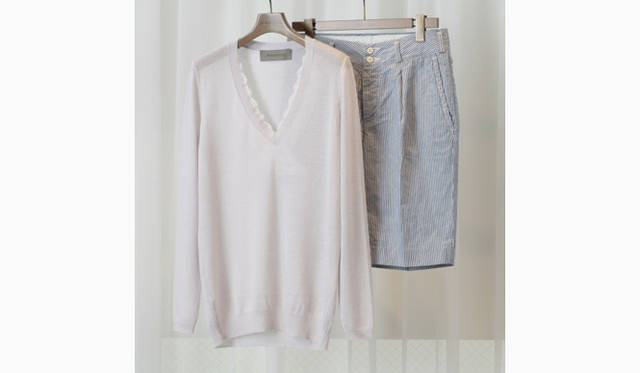 シンプルで辛口ながら、風合いと柔らかいニュアンスにこだわったとろける肌触りのレースつき深Vニット