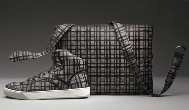 <b>LANVIN｜ランバン</b>　左から：スニーカー 9万300円、ベルト 2万7300円、フラットポーチ 3万5700円