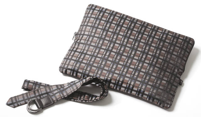 <b>LANVIN｜ランバン</b>　左から：ベルト 2万7300円、フラットポーチ 3万5700円